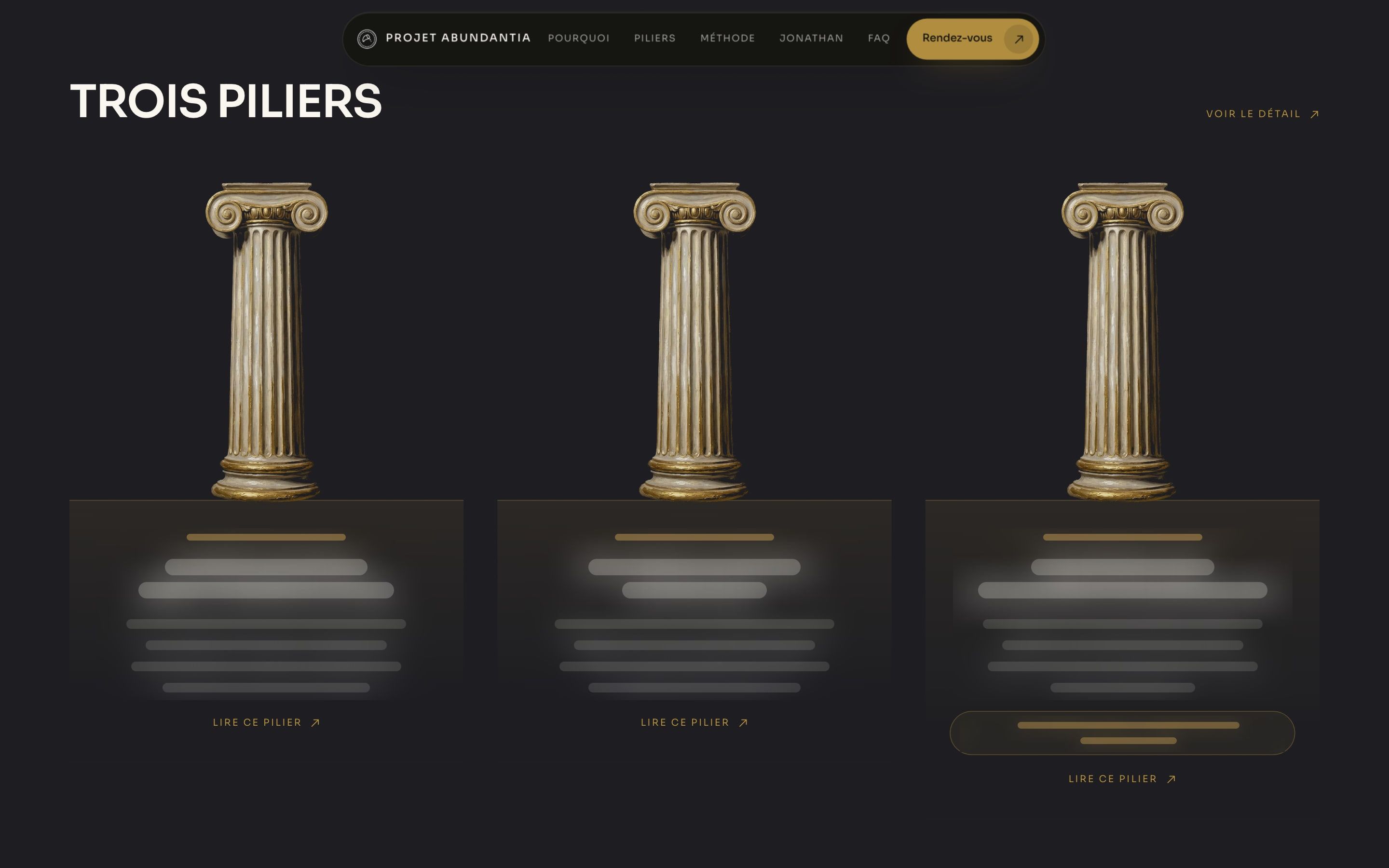 Trois colonnes ioniques peintes au-dessus des trois piliers