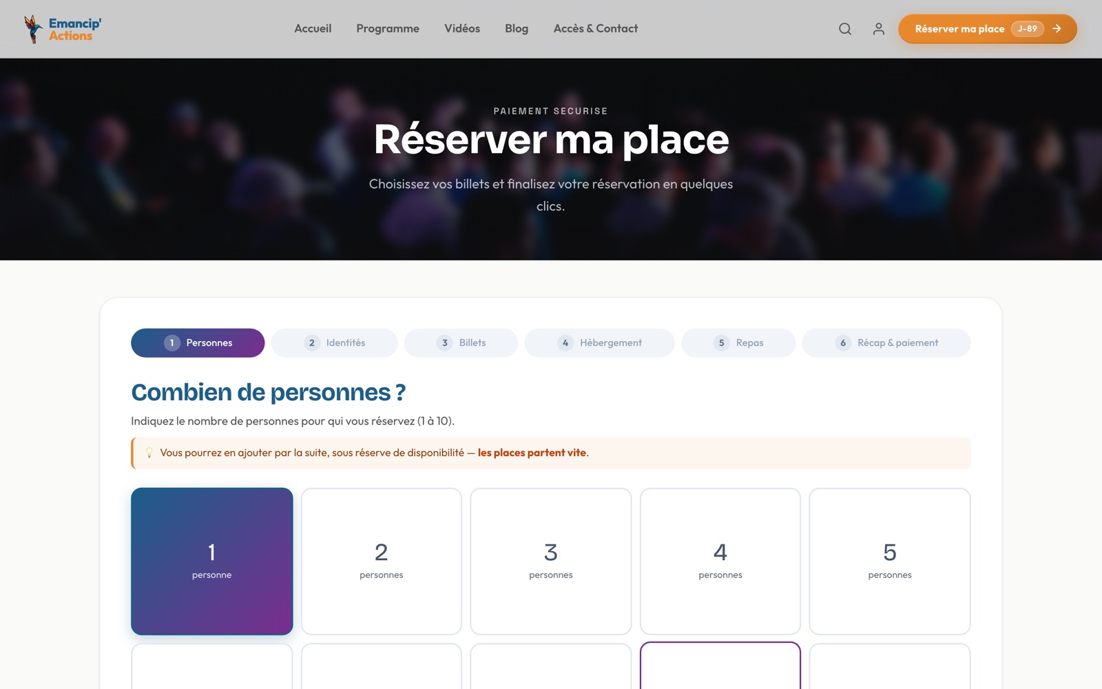 Le tunnel de réservation en six étapes : personnes, identités, billets, hébergement, repas, paiement HelloAsso. Tout en une commande.