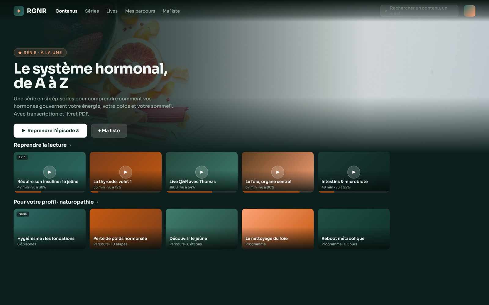 La page Contenus, façon Netflix : hero éditorial, « Reprendre la lecture » avec progression, recommandations par profil. (Aperçu reconstitué, données fictives.)